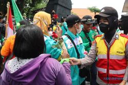 Demo Berlangsung Damai, Polwan Bagikan Mawar Untuk Para Buruh Karanganyar