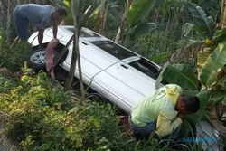 Sopir Ngantuk, Mobil Panther Masuk Selokan di Jalur Matesih-Karanganyar