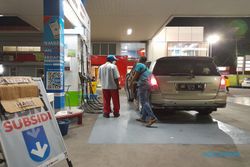Pegawai SPBU Wonogiri Catat Pelat Nomor Kendaraan Pengisi BBM Subsidi