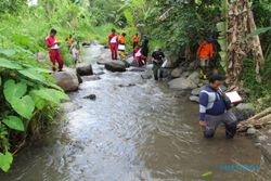 Tim Susur Sungai Sepanjang 30 Km di Klaten Ambil Sampel Air