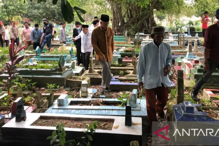 Pimpinan Pondok Gontor Takziah ke Makam Santri yang Meninggal Dianiaya