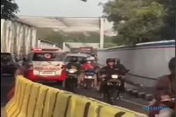 Viral, Ambulans Bawa Pasien Terjebak Kemacetan di Jembatan Jurug C