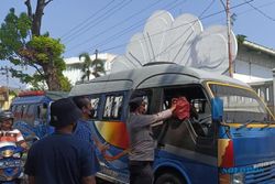 Prihatin Dampak Harga BBM Naik, Polisi Solo Bagikan Sembako ke Sopir Angkot