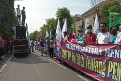 Ratusan Buruh Karanganyar Demo Ke DPRD, Ini 3 Tuntutannya