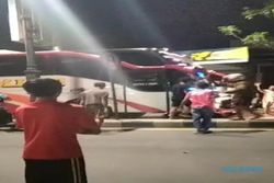Terobos Lampu Merah dan Tabrak Pemotor, Bus Mira Diamuk Warga di Madiun