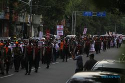 Tuntut Pemerintah Turunkan Harga BBM, Seribuan Kader PKS Demo di Gladak Solo