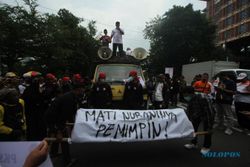 Ada Keranda pada Aksi Demo PKS di Gladak Solo, Simbol Penderitaan Wong Cilik