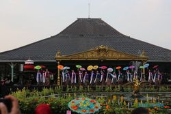 Romantisme Payung dan Kerajaan di Festival Payung Indonesia