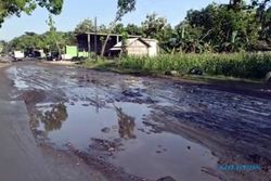 Jalan Solo-Purwodadi di Sumberlawang Sragen Rusak Parah, Warga Keluhkan Debu