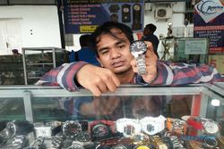 Berburu Jam Tangan Bekas di Kantor Pos Johar Semarang, Pulang Bisa Bawa Rolex