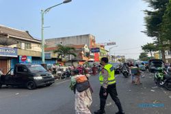 Kapolres Salatiga Bantu Nenek Menyeberang Jalan di Depan Pasar Pagi