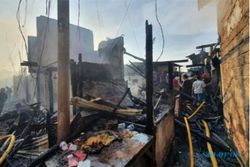 Kebakaran di Cikini, Butuh 17 Unit Mobil Damkar untuk Padamkan Api