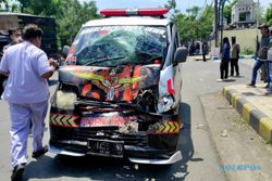 Ambulans Bawa Jenazah Tabrak Bus Sugeng Rahayu di Depan Terminal Madiun