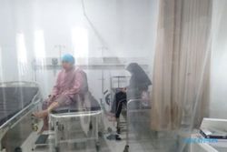 Keracunan Gas Klorin, Puluhan Warga Karawang Dibawa ke RS & Klinik Desa