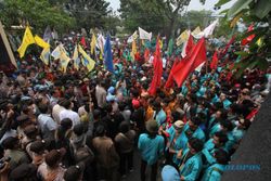 Mahasiswa Demo di Depan Gedung DPRD Solo, Puan Maharani Ikut Kena Sentil