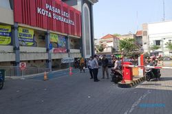 Pasar Legi Solo Dikeluhkan Semrawut, Kendaraan Diparkir di Sembarang Tempat