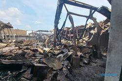 Sehari Setelah Kebakaran, Titik Api Masih Terlihat di Pasar Dungus Madiun