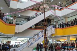 Solo Grand Mall Kembali Gelar Lomba Panjat Pinang setelah Dua Tahun Vakum