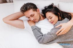 Manfaat Tidur Berpelukan dengan Pasangan