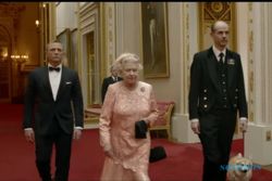 Daniel Craig Pernah Main Film Bareng Ratu Elizabeth II di Happy and Glorious