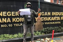 KPK OTT Hakim Agung, Aktivis JCW Gelar Aksi Tunggal di Depan Pengadilan Tipikor