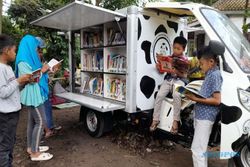 Asyiknya Baca Buku Perpustakaan Keliling di Petirtaan Cabean Kunti Boyolali