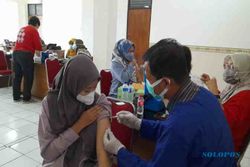 Ratusan Orang Serbu Gerai Vaksinasi di Asrama Haji Donohudan Boyolali