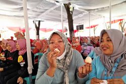 Sukseskan Bergemalur, Ribuan Telur Rebus Ludes Disantap Kader KB di Sragen