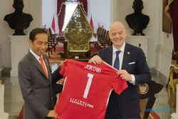 Jokowi Dihadiahi Jersey dan Bola Khusus dari Presiden FIFA