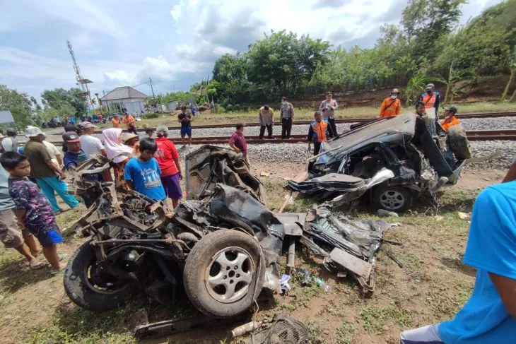 KA Kartanegara Tabrak Mobil di Perlintasan Nganjuk, 2 Tewas & 3 Orang Terluka