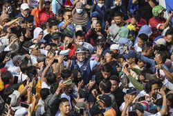 Perpisahan Gubernur DKI, Ribuan Warga Berebut Foto dengan Anies Baswedan di CFD