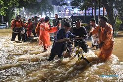 Hujan Deras Guyur Jakarta, Kawasan Jeruk Purut Terendam Banjir