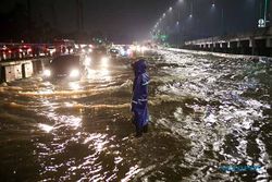 Hujan Deras & Drainase Buruk, Jalan Tol Pondok Aren-Serpong Terendam Banjir