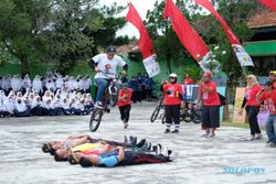 Atraksi Atlet BMX Bikin Kampanye Bike to School di SMPN 2 Wedi Klaten Kian Seru