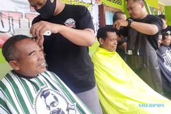 Meriahkan HUT TNI, Puluhan Tukang Potong Rambut Polokarto Gelar Cukur Gratis