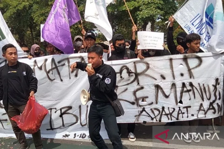 Tragedi Kanjuruhan, Ratusan Mahasiswa Surabaya Tuntut Kapolda Jatim Dicopot
