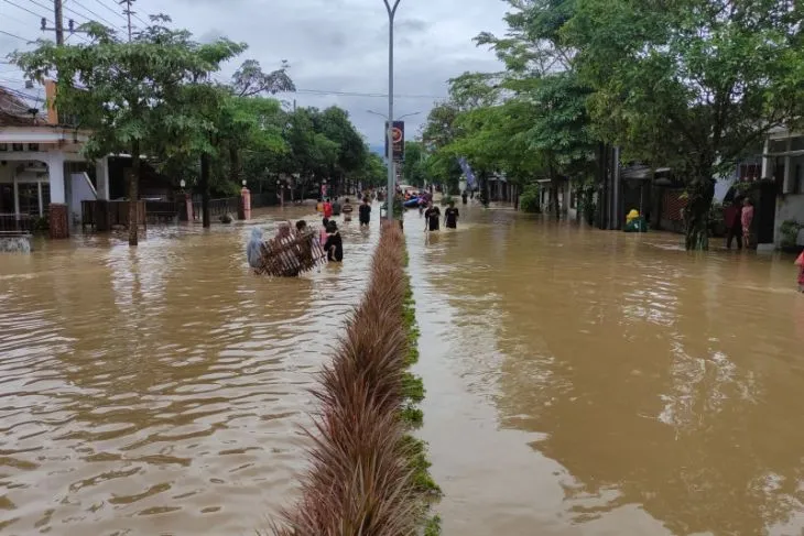 Banjir Setinggi 1,75 Meter Terjang Trenggalek, Akses ke Pusat Kota Tutup Total