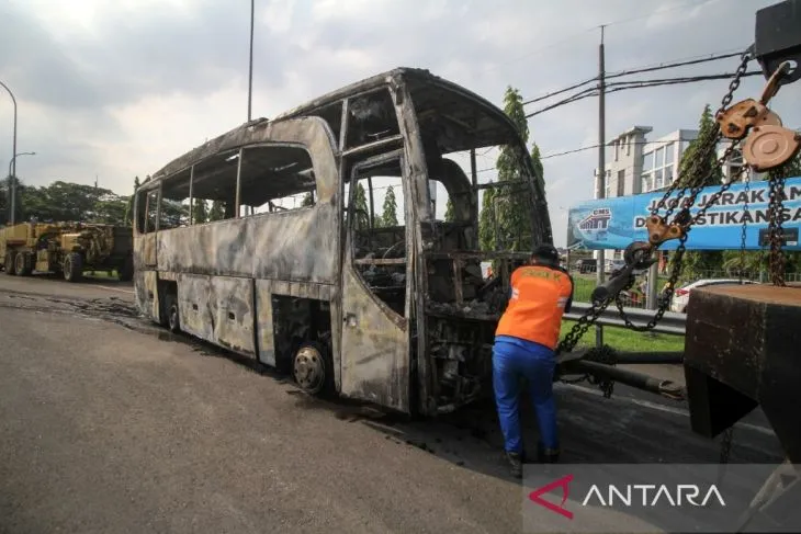 Bus Ludes Terbakar di Tol Menanggal Surabaya, Penumpang Berhamburan Keluar