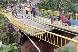Jadi Akses Utama, Warga Nglurah Tawangmangu Bangun Jembatan Darurat