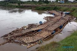 Jembatan Sasak Penghubung Sukoharjo-Solo Hanyut Terbawa Arus, Begini Kondisinya