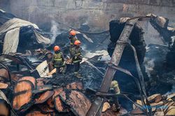 37 Jam Damkar Bandung Berjibaku Padamkan Kebakaran Gudang Triplek