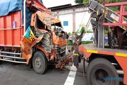 Terlibat Kecelakaan di Klaten, Sopir Truk Tronton Ini Terjepit Selama 15 Menit