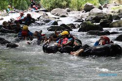 Keceriaan Puluhan Difabel Netra Outbound & Tubing Bersama di Kali Pusur Klaten