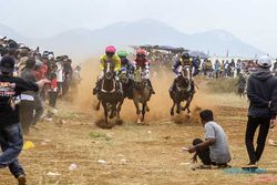 Aksi Seru! Seratusan Joki Adu Cepat Lomba Pacuan Kuda Tradisional di Sumedang