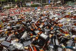 Bea Cukai Batam Musnahkan 95.400 Botol Miras dan Ribuan Rokok Ilegal