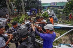4 Motor dan 1 Mobil Rusak Tertimpa Pohon Tumbang di Pasar Cibinong Bogor