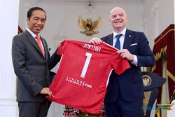 Kunjungi Istana Merdeka, Presiden FIFA Berikan Jersey & Bola ke Jokowi