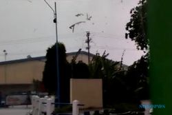 Warga Azan Lihat Puting Beliung Terbangkan Atap Pabrik DDT di Karanganyar