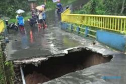 Hujan Deras, Jembatan Kali Gembong di Tawangmangu Ambrol Putus Akses Warga