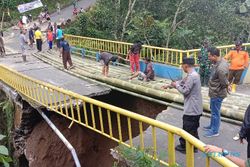Sehari Ambrol, Warga Bangun Jembatan Darurat di Nglurah Tawangmangu
